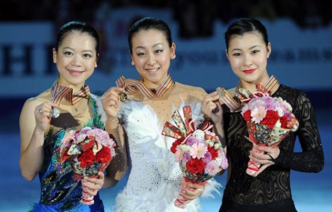 La Japonaise Mao Asada, en tête à l'issue du programme court, a remporté l'épreuve dames des Championnats des Quatre continents de patinage artistique après son succès sur le programme libre disputé dimanche à Osaka (Japon). La Japonaise Mao Asada, en tête à l'issue du programme court, a remporté l'épreuve dames des Championnats des Quatre continents de patinage artistique après son succès sur le programme libre disputé dimanche à Osaka (Japon).