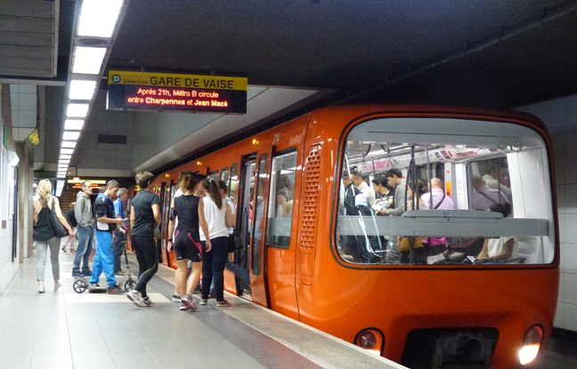 Lyon, le 15 octobre 2015. Illustration du métro à Lyon sur la ligne D. Lyon, le 15 octobre 2015. Illustration du métro à Lyon sur la ligne D.