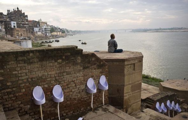 Un Indien pratique la méditation sur les bords du Gange à Varanadi, le 23 juillet 2009. Un Indien pratique la méditation sur les bords du Gange à Varanadi, le 23 juillet 2009.