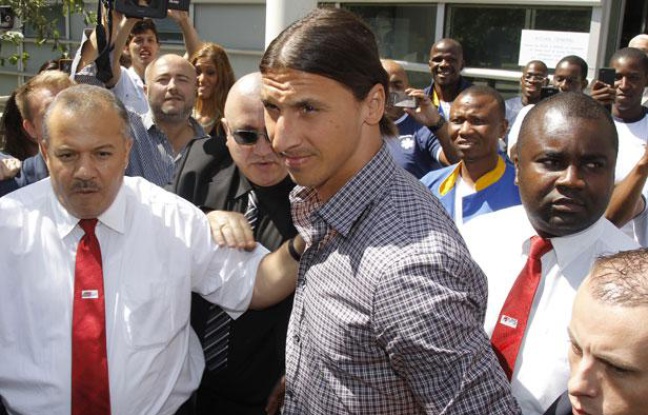 L'attaquant suédois du PSG, Zlatan Ibrahimovic (au centre) à Paris, le 18 juillet 2012 lors de sa sortie de l'hôpital de la Pitié Salpétrière. L'attaquant suédois du PSG, Zlatan Ibrahimovic (au centre) à Paris, le 18 juillet 2012 lors de sa sortie de l'hôpital de la Pitié Salpétrière.