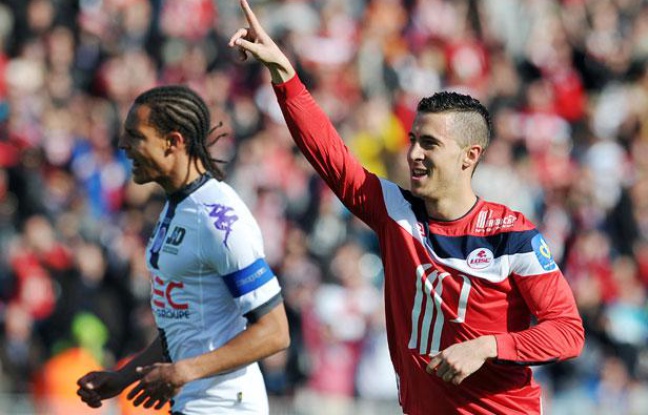 Le Lillois Eden Hazard contre Toulouse, le 1er avril 2012, à Villeneuve d'Ascq. Le Lillois Eden Hazard contre Toulouse, le 1er avril 2012, à Villeneuve d'Ascq.