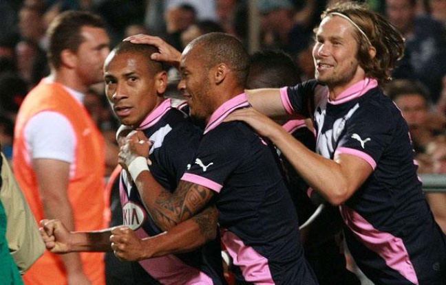 Jussiê célébré par ses coéquipiers Gouffran et Plasil, le 30 août 2012 à Bordeaux. Jussiê célébré par ses coéquipiers Gouffran et Plasil, le 30 août 2012 à Bordeaux.