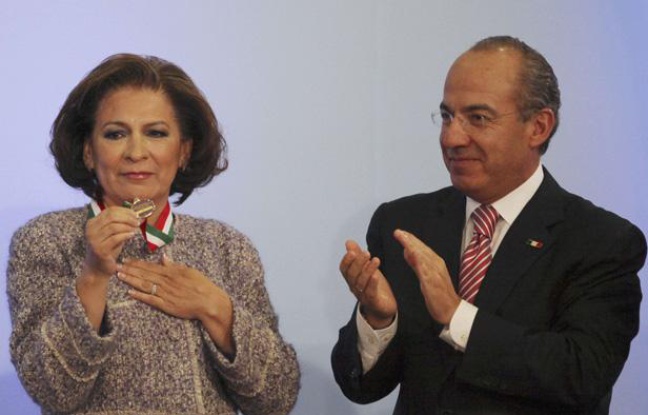 Isabel Miranda de Wallace en compagnie du président mexicain Felipe Calderon à Mexico le 15 décembre 2010. Isabel Miranda de Wallace en compagnie du président mexicain Felipe Calderon à Mexico le 15 décembre 2010.