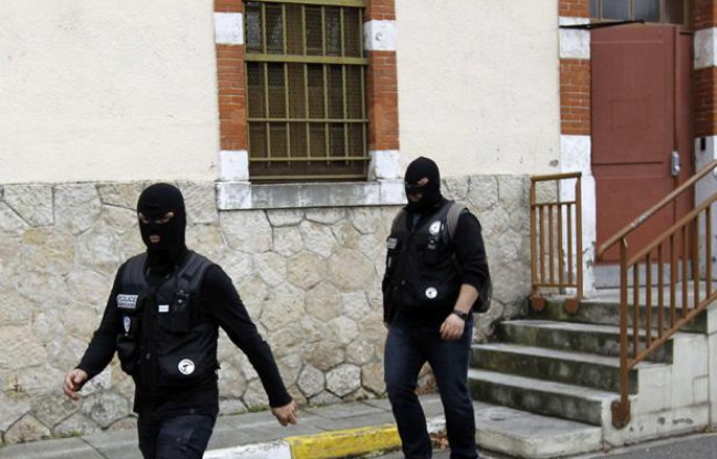 Les hommes du raid à Toulouse, après une fusillade avec Mohamed Merah, le principal suspect des tueries de Toulouse et Montauban, le 21 mars 2012. Les hommes du raid à Toulouse, après une fusillade avec Mohamed Merah, le principal suspect des tueries de Toulouse et Montauban, le 21 mars 2012.