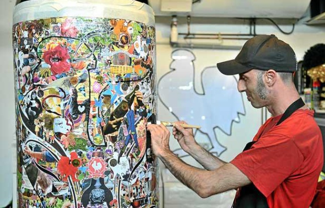 L'artiste Manu Mazaux, en pleine création d'une des bouteilles de l'exposition "Les Bordelaises XXL" L'artiste Manu Mazaux, en pleine création d'une des bouteilles de l'exposition "Les Bordelaises XXL"