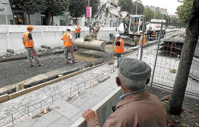 La fermeture du cours des 50-Otages occasionne déjà de gros embouteillages depuis lundi. La fermeture du cours des 50-Otages occasionne déjà de gros embouteillages depuis lundi.