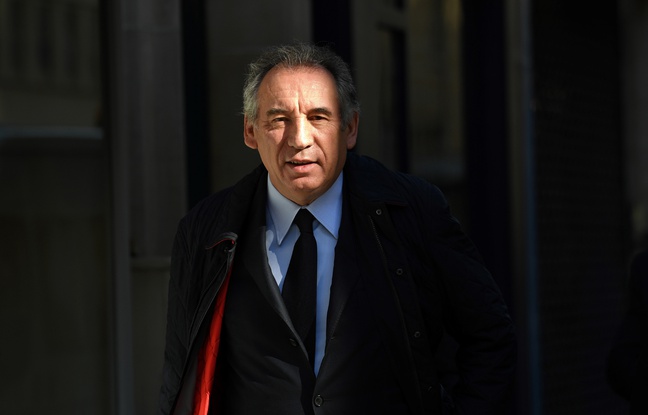 François Bayrou, marchant dans les rues de Paris, le 11 mai 2017. François Bayrou, marchant dans les rues de Paris, le 11 mai 2017.
