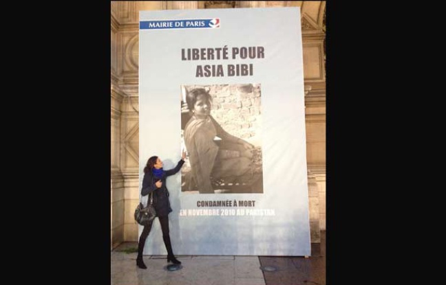 La journaliste Anne-Isabelle Tollet devant la photo d'Asia Bibi affichée à l'hôtel de ville de Paris, en décembre 2014. La journaliste Anne-Isabelle Tollet devant la photo d'Asia Bibi affichée à l'hôtel de ville de Paris, en décembre 2014.