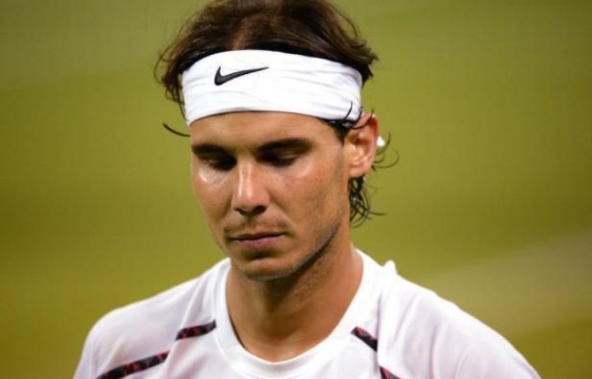 Rafael Nadal est tombé le nez dans le gazon dès le deuxième tour de Wimbledon, victime d'un quasi-inconnu en état de grâce, le Tchèque Lukas Rosol, centième mondial et auteur d'une des plus grosses sensations de la décennie en cinq sets 6-7 (9/11), 6-4, 6-4, 2-6, 6-4. Rafael Nadal est tombé le nez dans le gazon dès le deuxième tour de Wimbledon, victime d'un quasi-inconnu en état de grâce, le Tchèque Lukas Rosol, centième mondial et auteur d'une des plus grosses sensations de la décennie en cinq sets 6-7 (9/11), 6-4, 6-4, 2-6, 6-4.