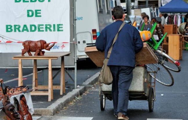 La braderie de Lille a ouvert ses portes samedi matin et devrait attirer tout au long du week-end au moins deux millions de bradeux et chineurs, prêts à jouer des coudes dans les rues de la ville, à la recherche de bonnes affaires, du buffet Louis XIV à la tête de sanglier empaillée, en passant par la paire de bretelles fluo. La braderie de Lille a ouvert ses portes samedi matin et devrait attirer tout au long du week-end au moins deux millions de bradeux et chineurs, prêts à jouer des coudes dans les rues de la ville, à la recherche de bonnes affaires, du buffet Louis XIV à la tête de sanglier empaillée, en passant par la paire de bretelles fluo.