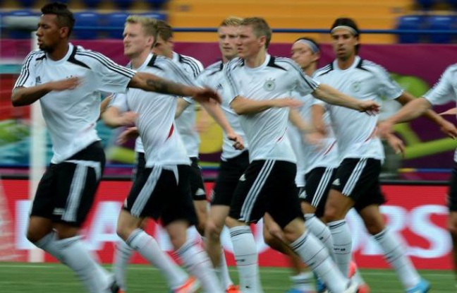 L'Allemagne pourrait valider son ticket pour les quarts de finale de l'Euro-2012, mercredi à Kharkiv (18h45 GMT), devant une équipe des Pays-Bas évoluant avec le couteau sous la gorge et pratiquement condamnée de l'emporter après sa défaite surprise en ouverture du groupe B L'Allemagne pourrait valider son ticket pour les quarts de finale de l'Euro-2012, mercredi à Kharkiv (18h45 GMT), devant une équipe des Pays-Bas évoluant avec le couteau sous la gorge et pratiquement condamnée de l'emporter après sa défaite surprise en ouverture du groupe B