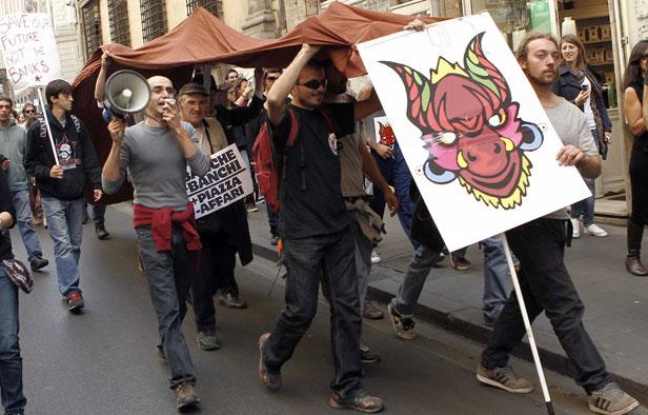 Des manifestants du mouvement des «indignés» devant le Palais des expositions à Rome, en Italie, le 14 octobre 2011. Des manifestants du mouvement des «indignés» devant le Palais des expositions à Rome, en Italie, le 14 octobre 2011.