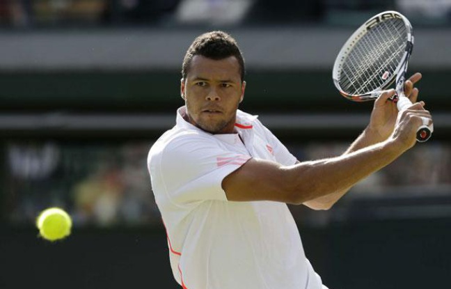 Jo-Wilfried Tsonga contre Lukas Lacko, à Wimbledon, le 30 juin 2012. Jo-Wilfried Tsonga contre Lukas Lacko, à Wimbledon, le 30 juin 2012.