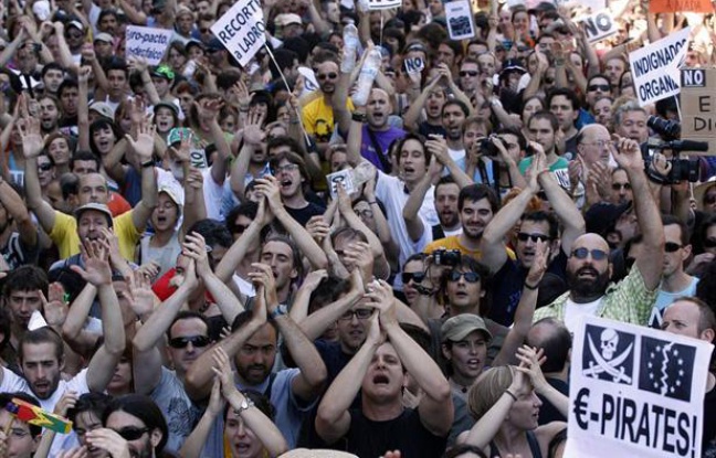 Des milliers d'«Indignés» défilent dans les rues de Madrid, la capitale espagnole, le 19 juin 2011. Des milliers d'«Indignés» défilent dans les rues de Madrid, la capitale espagnole, le 19 juin 2011.
