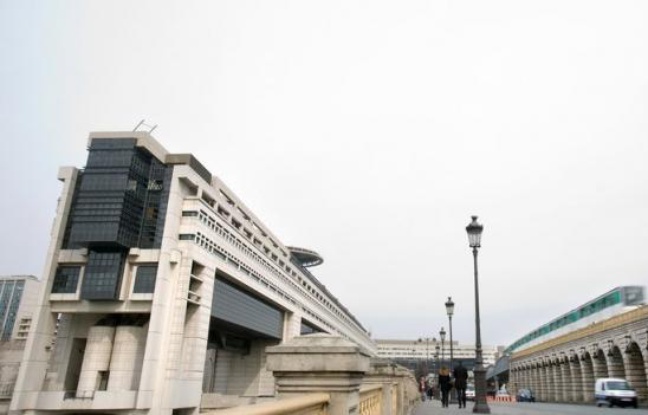 La France a levé lundi 6,976 milliards d'euros à des taux d'intérêts de nouveau négatifs ou quasi nuls lors d'une adjudication de bons du Trésor à taux fixe et intérêts précomptés (BTF), a annoncé lundi l'Agence France Trésor (AFT). La France a levé lundi 6,976 milliards d'euros à des taux d'intérêts de nouveau négatifs ou quasi nuls lors d'une adjudication de bons du Trésor à taux fixe et intérêts précomptés (BTF), a annoncé lundi l'Agence France Trésor (AFT).