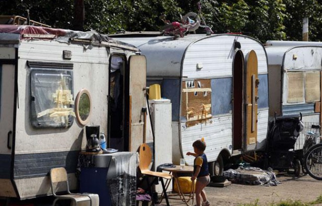 Campement de Roms dans la périphérie de Lille. Campement de Roms dans la périphérie de Lille.