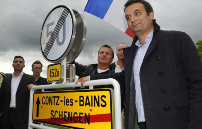 Florian Philippot vice-président du FN pose devant le panneau de la ville de Schengen (Luxembourg), le 19 septembre 2015 où il a symboliquement célébré la mort annoncée des accords de Schengen Florian Philippot vice-président du FN pose devant le panneau de la ville de Schengen (Luxembourg), le 19 septembre 2015 où il a symboliquement célébré la mort annoncée des accords de Schengen