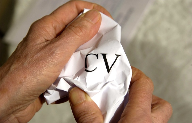 Employeur refusant un curriculum vitae. Employeur refusant un curriculum vitae.