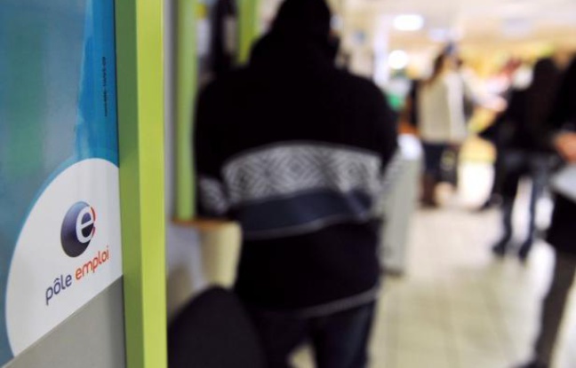 L'emploi salarié dans les secteurs marchands s'est légèrement replié au 2e trimestre 2012 (-0,1% par rapport au trimestre précédent), avec 11.700 emplois détruits, sous l'effet du recul de l'intérim, selon des estimations provisoires publiées mardi par l'Insee. L'emploi salarié dans les secteurs marchands s'est légèrement replié au 2e trimestre 2012 (-0,1% par rapport au trimestre précédent), avec 11.700 emplois détruits, sous l'effet du recul de l'intérim, selon des estimations provisoires publiées mardi par l'Insee.