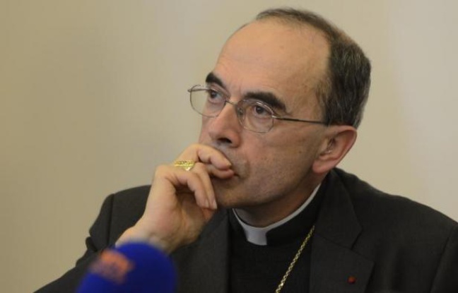Le cardinal Philippe Barbarin est rentré mardi à Lyon pour entamer une convalescence l'amenant à réduire ses activités, après une hospitalisation en Martinique, où il a subi un triple pontage coronarien à la suite à d'un double malaise cardiaque. Le cardinal Philippe Barbarin est rentré mardi à Lyon pour entamer une convalescence l'amenant à réduire ses activités, après une hospitalisation en Martinique, où il a subi un triple pontage coronarien à la suite à d'un double malaise cardiaque.