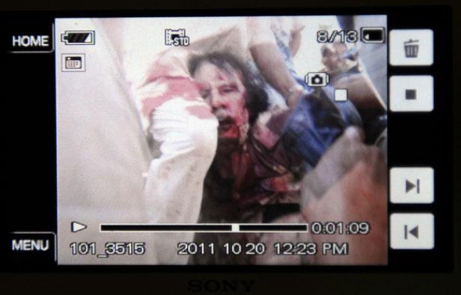 Mouammar Kadhafi est mort le 20 octobre 2011 à Syrte. Cette photo a été prise avec un téléphone portable. Mouammar Kadhafi est mort le 20 octobre 2011 à Syrte. Cette photo a été prise avec un téléphone portable.