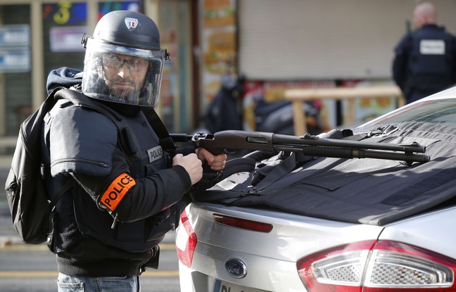 Un policier dans le quartier de la Goutte d'Or, à Paris, après l'attaque survenue devant un commissariat le 7 janvier 2015. Un policier dans le quartier de la Goutte d'Or, à Paris, après l'attaque survenue devant un commissariat le 7 janvier 2015.