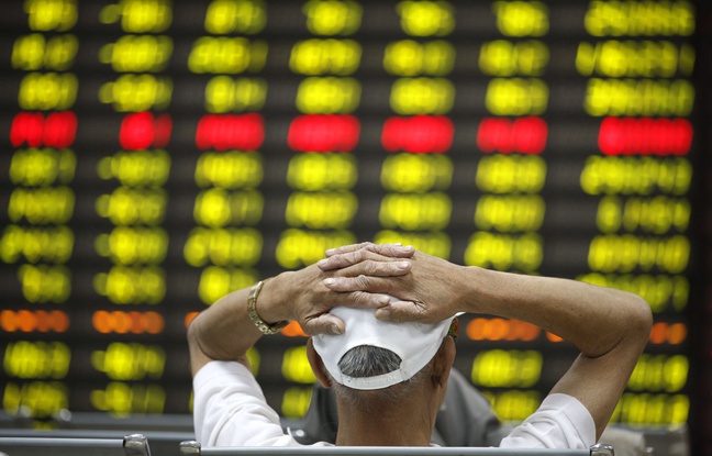 Un investisseur chinois à la Bourse de Huaibei, province de l'Anhui , en Chine. Un investisseur chinois à la Bourse de Huaibei, province de l'Anhui , en Chine.