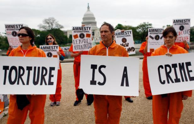 Des membres d'Amnesty International protestent contre la torture devant le Capitole aux Etats-Unis le 30 avril 2009. Des membres d'Amnesty International protestent contre la torture devant le Capitole aux Etats-Unis le 30 avril 2009.