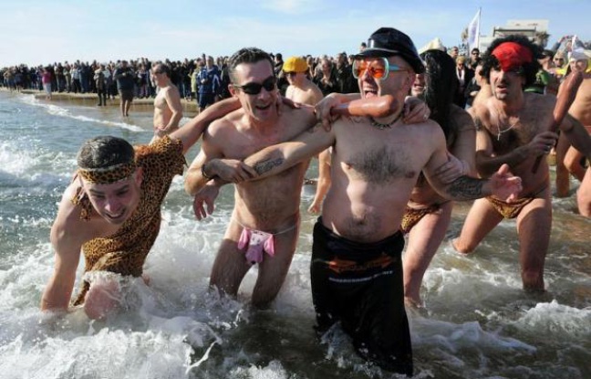 Quelque 500 personnes se sont baignées lundi pour le "dernier bain naturiste de l'année" 2012, la 23e édition de ce rendez-vous annuel sur la plage naturiste du Cap d'Agde, a constaté un journaliste de l'AFP. Quelque 500 personnes se sont baignées lundi pour le "dernier bain naturiste de l'année" 2012, la 23e édition de ce rendez-vous annuel sur la plage naturiste du Cap d'Agde, a constaté un journaliste de l'AFP.