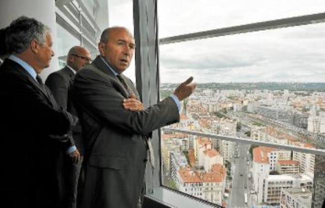 Gérard Collomb est conscient de l'attractivité du WTC lyonnais au sommet de la Tour Oxygène. Gérard Collomb est conscient de l'attractivité du WTC lyonnais au sommet de la Tour Oxygène.