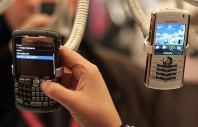 Le groupe canadien Research In Motion (RIM), fabricant du téléphone multifonctions BlackBerry, a annoncé mercredi l'implantation à Bochum, en Allemagne, de son premier centre de recherche et de développement à l'extérieur du Canada. Le groupe canadien Research In Motion (RIM), fabricant du téléphone multifonctions BlackBerry, a annoncé mercredi l'implantation à Bochum, en Allemagne, de son premier centre de recherche et de développement à l'extérieur du Canada.