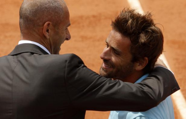 Le tennisman Arnaud Clément (à dr.) au côté de Guy Forget, lors de son dernier match à Roland-Garros, le 31 mai 2012 contre David Goffin. Le tennisman Arnaud Clément (à dr.) au côté de Guy Forget, lors de son dernier match à Roland-Garros, le 31 mai 2012 contre David Goffin.