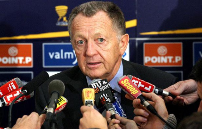 Jean-Michel Aulas, président de l'Olympique Lyonnais, après le match de Coupe de la Ligue contre le PSG, à Lyon, le 27 octobre 2010. Jean-Michel Aulas, président de l'Olympique Lyonnais, après le match de Coupe de la Ligue contre le PSG, à Lyon, le 27 octobre 2010.