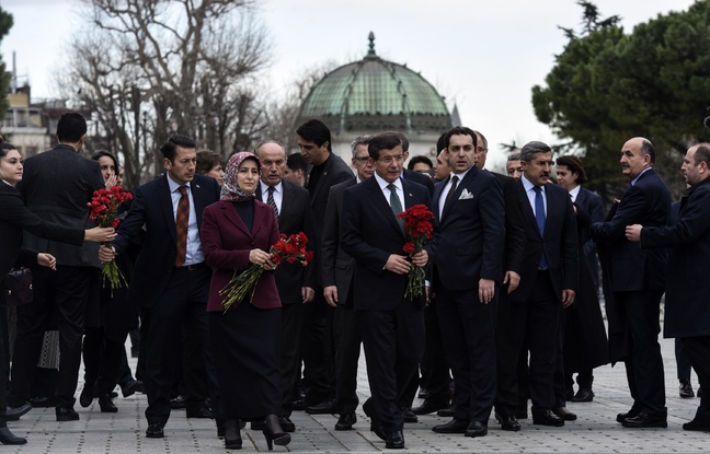 Istanbul (Turquie), le 13 janvier 2016. Ahmet Davutoglu, le Premier ministre turc, vient se recueillir sur les lieux de l'attentat qui a tué dix touristes allemands. Istanbul (Turquie), le 13 janvier 2016. Ahmet Davutoglu, le Premier ministre turc, vient se recueillir sur les lieux de l'attentat qui a tué dix touristes allemands.