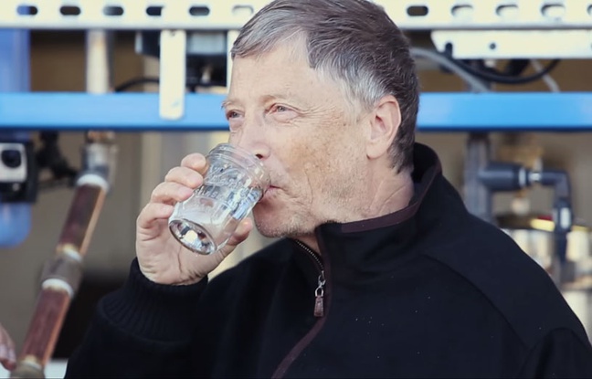 Le milliardaire américain Bill Gates en train de boire de l'eau obtenue à partir de matières fécales. Le milliardaire américain Bill Gates en train de boire de l'eau obtenue à partir de matières fécales.