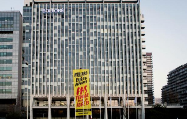 Greenpeace déploie une banderole devant le siège de Bolloré à Paris, le 25 février 2016 pour protester contre la déforestation Greenpeace déploie une banderole devant le siège de Bolloré à Paris, le 25 février 2016 pour protester contre la déforestation