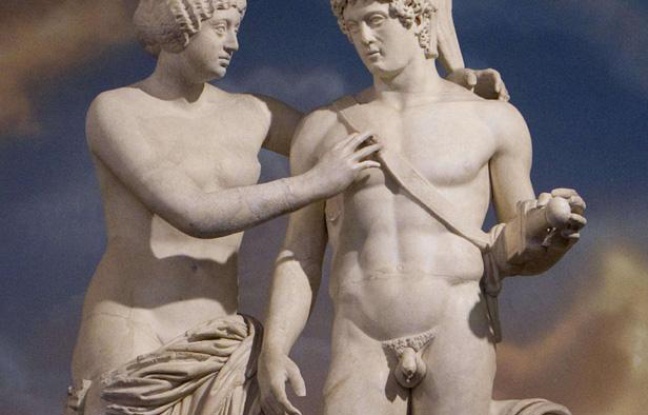 Statue de Venus et Mars, auxquels Silvio Berlusconi a rendu des mains (pour la première) et un pénis (pour le second). Statue de Venus et Mars, auxquels Silvio Berlusconi a rendu des mains (pour la première) et un pénis (pour le second).