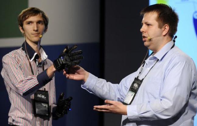 Des étudiants ukrainiens présentent leur projet Enable Talk, des gants capables de retranscrire le langage des signes en parole grâce à un smartphone, lors de la finale de l'Imagine Cup 2012 à Sydney en Australie. Des étudiants ukrainiens présentent leur projet Enable Talk, des gants capables de retranscrire le langage des signes en parole grâce à un smartphone, lors de la finale de l'Imagine Cup 2012 à Sydney en Australie.