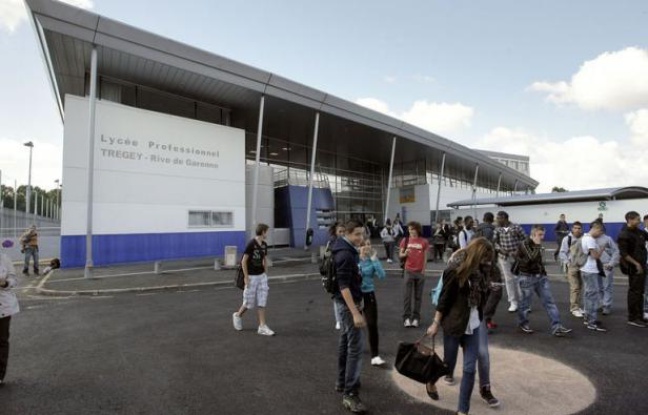 Un professeur de Bordeaux a été roué de coups mardi par un élève de 18 ans après un désaccord en cours sur la situation politique au Maroc, une deuxième agression d'enseignant en deux jours qualifiée "d'inacceptable" par le ministre Vincent Peillon, que l'enseignant a demandé à rencontrer. Un professeur de Bordeaux a été roué de coups mardi par un élève de 18 ans après un désaccord en cours sur la situation politique au Maroc, une deuxième agression d'enseignant en deux jours qualifiée "d'inacceptable" par le ministre Vincent Peillon, que l'enseignant a demandé à rencontrer.