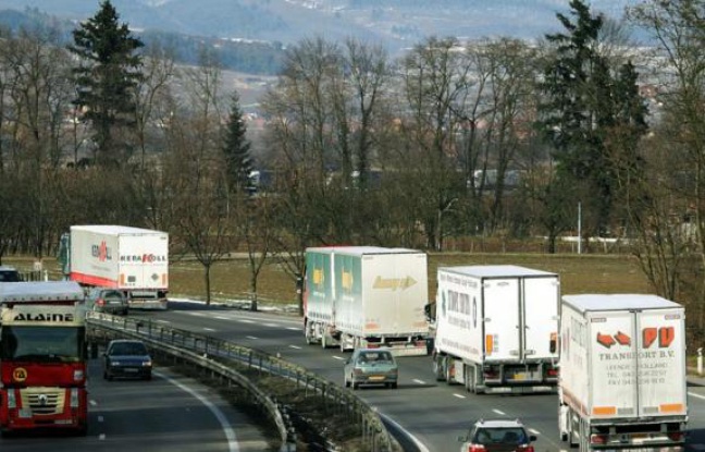 La publication au Journal officiel du 6 mai, "en catimini", du décret organisant l'application de la future écotaxe poids lourds fâche les professionnels du transport routier de marchandises qui dénoncent un "dévoiement de la loi" et exigent que le texte soit remis à plat La publication au Journal officiel du 6 mai, "en catimini", du décret organisant l'application de la future écotaxe poids lourds fâche les professionnels du transport routier de marchandises qui dénoncent un "dévoiement de la loi" et exigent que le texte soit remis à plat