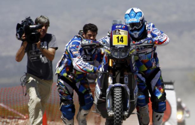 Le pilote français David Casteu, aidé par son coéquipier Olivier Pain pour redémarrer sa moto, le 3 janvier 2012 à San Juan. Le pilote français David Casteu, aidé par son coéquipier Olivier Pain pour redémarrer sa moto, le 3 janvier 2012 à San Juan.