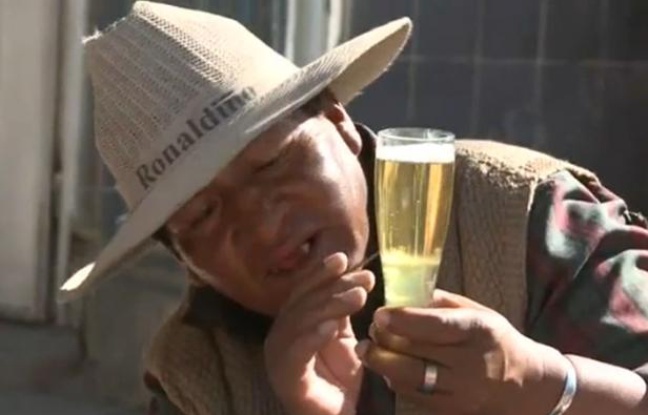 Capture d'écran d'un reportage de l'AFP sur des chamanes boliviens qui lisent l'avenir dans les bulles de bière. Capture d'écran d'un reportage de l'AFP sur des chamanes boliviens qui lisent l'avenir dans les bulles de bière.