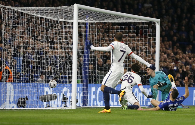 Adrien Rabiot marque lors de Chelsea-PSG le 9 mars 2016. Adrien Rabiot marque lors de Chelsea-PSG le 9 mars 2016.