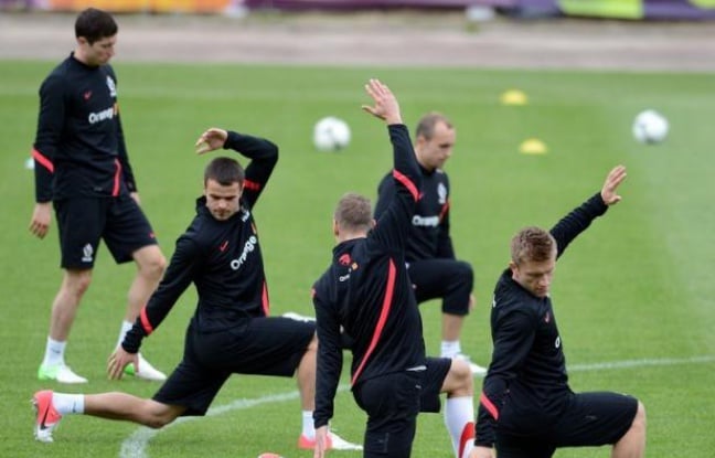 Polish national team players take part in a training session at Polonia stadium in Warsaw on June 14, 2012 during the Euro 2012 football championships. AFP PHOTO / JANEK SKARZYNSKI Polish national team players take part in a training session at Polonia stadium in Warsaw on June 14, 2012 during the Euro 2012 football championships. AFP PHOTO / JANEK SKARZYNSKI