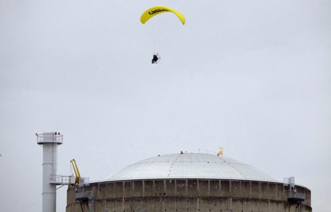 Un militant de Greenpeace a survolé le 2 mai la centrale nucléaire du Bugey, dans l'Ain, et s'est introduit dans l'enceinte de la centrale. Un militant de Greenpeace a survolé le 2 mai la centrale nucléaire du Bugey, dans l'Ain, et s'est introduit dans l'enceinte de la centrale.