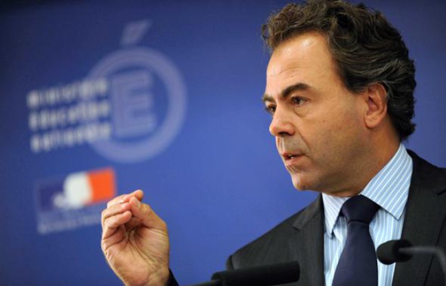 Le ministre de l'Education Luc Chatel lors d'une conférence de presse à Paris le 31 août 2010. Le ministre de l'Education Luc Chatel lors d'une conférence de presse à Paris le 31 août 2010.