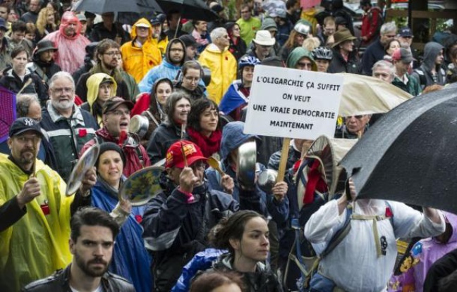 Des milliers de personnes ont bravé la pluie samedi à Montréal pour manifester contre la hausse des frais de scolarité et afficher leur détermination à poursuivre la mobilisation, 48 heures après la rupture des négociations entre les étudiants et le gouvernement québécois. Des milliers de personnes ont bravé la pluie samedi à Montréal pour manifester contre la hausse des frais de scolarité et afficher leur détermination à poursuivre la mobilisation, 48 heures après la rupture des négociations entre les étudiants et le gouvernement québécois.