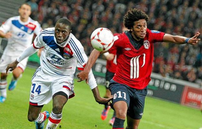 Le Lyonnais Mahamadou Dabo (en blanc) à la lutte avec Ryan Mendes, le 23 septembre 2012 à Lille. Le Lyonnais Mahamadou Dabo (en blanc) à la lutte avec Ryan Mendes, le 23 septembre 2012 à Lille.