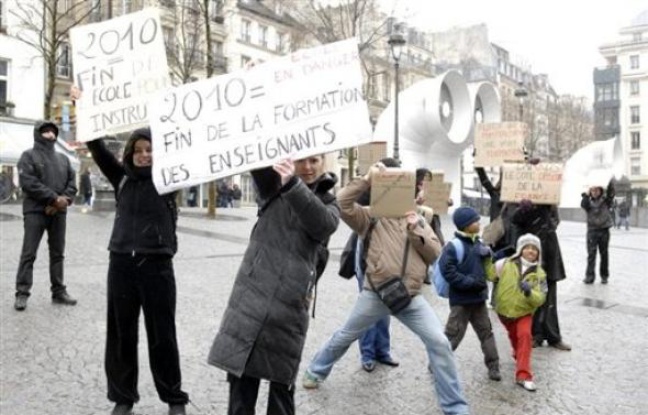 Une cinquantaine de personnes ont manifesté dans le centre de Paris samedi pour réclamer le retrait de la réforme supprimant les instituts universitaires de formation des maîtres (IUFM), a constaté une journaliste de l'AFP. Une cinquantaine de personnes ont manifesté dans le centre de Paris samedi pour réclamer le retrait de la réforme supprimant les instituts universitaires de formation des maîtres (IUFM), a constaté une journaliste de l'AFP.