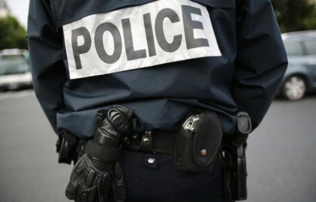 Une adolescente de 17 ans a été blessée à l'oeil lors d'un contrôle dans les transports publics lyonnais par un policier, qui a fait usage de sa bombe lacrymogène, a-t-on appris jeudi auprès de l'avocat de la jeune fille et de la police. Une adolescente de 17 ans a été blessée à l'oeil lors d'un contrôle dans les transports publics lyonnais par un policier, qui a fait usage de sa bombe lacrymogène, a-t-on appris jeudi auprès de l'avocat de la jeune fille et de la police.